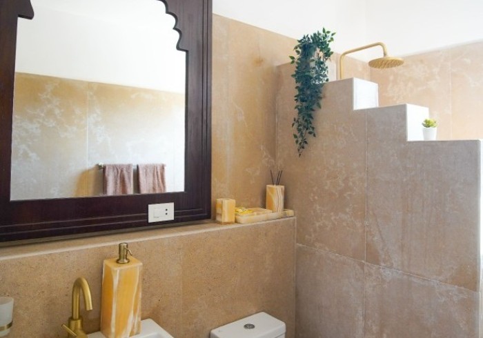 bathroom_full_overview_room_4_-_al_wadi_gallery~~67e209b78abee