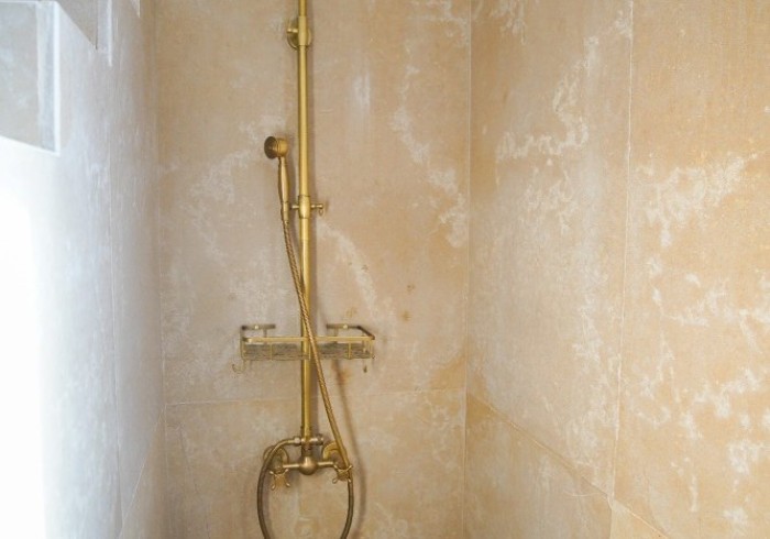 closeup_shower_room_4_-_al_wadi_gallery~~67e209baae1e2